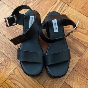 STEVE MADDEN BLACK PLATFORM SANDALS
